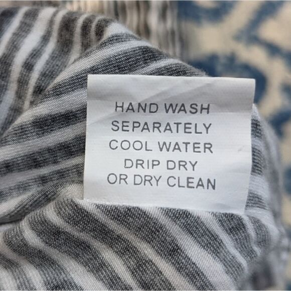 Dunia asymmetrical skirt size small black and white lines throughout - Picture 6 of 7